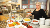Salate können an der Bar nach eigenen Wünschen zusammengestellt werden.