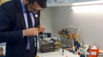 Zum Beruf des Optikers gehört neben Fingerspitzengefühl...