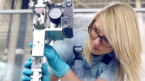 Mareike Baumann arbeitet an der Robotertechnik im Volkswagen-Werk Emden.